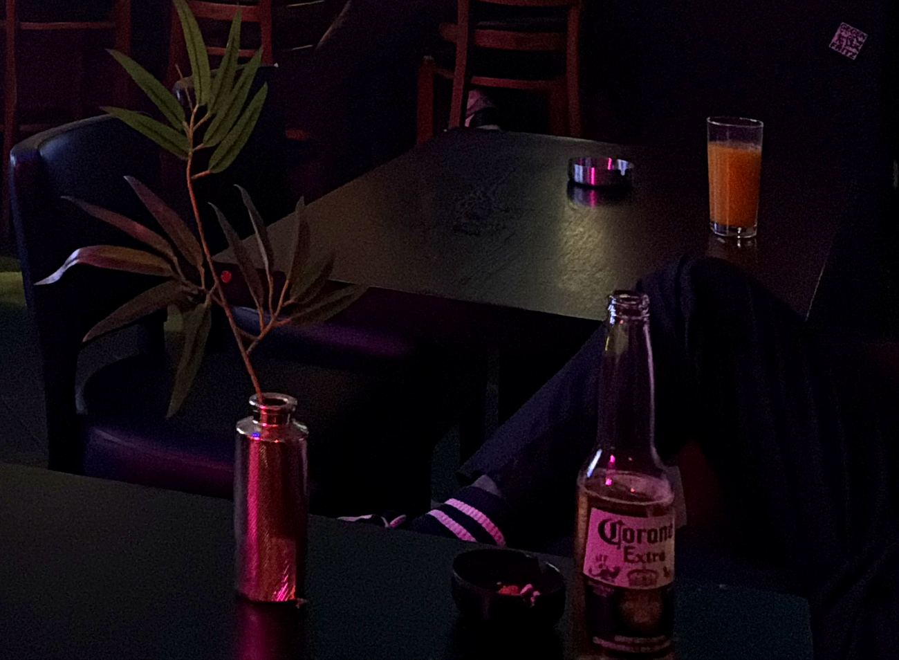 Tisch in der Koala Bar mit einer Flasche Corona Extra und einem Glas Orangensaft